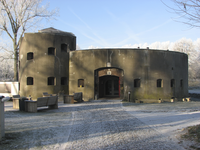 901058 Gezicht op de bomvrije toren van het Fort aan de Klop (1e Polderweg 4-6) te Utrecht in een winters landschap.